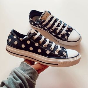 Navy & White Polkadot Converse Low Top Sneakers Women’s Size: 6